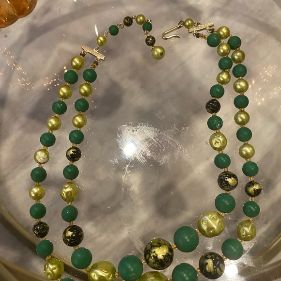 Vintage necklace with green balls. - Picture 3 of 8